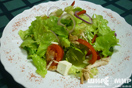 Салат «Кадриль» — из филе куриного, свежих овощей, винограда, зелёного салата с соком лимона и сыром фета — 200 р.